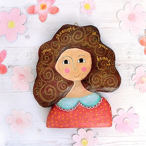 Retrato de mujer de pelo castaño hecho a mano en papel maché con cita, decoración de pared única, escultura de mujer de papel maché, retrato de mujer para pared