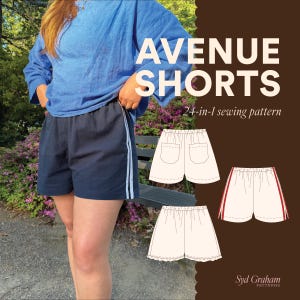 Może przedstawiać: Wykrój krawiecki zatytułowany Avenue Shorts 24-in-1 sewing pattern od Syd Graham Patterns. Obraz przedstawia granatowe szorty z jasnoniebieskimi paskami po bokach oraz techniczne rysunki liniowe pokazujące tylne kieszenie i warianty pasków.