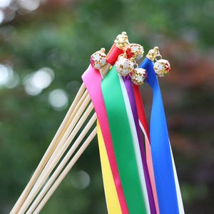 50 Stück handgefertigte Hochzeits-Zauberstäbe mit 3-fachem Band und Cloisonne Glocke, handgefertigte Hochzeits-Zauberstäbe, Hochzeits-Zauberstäbe, Brautparty-Foto-Requisite