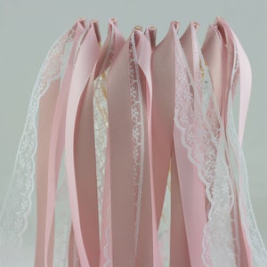 50 STÜCKE Hochzeits-Zauberstäbe mit Zwei Satinbändern und einem Spitzenband, handgefertigte Party-Zauberstäbe, Bandsticks, magische Feen-Zauberstäbe, Brautparty