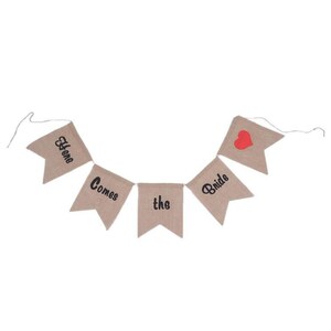 Puede incluir: Un banderín de arpillera con las palabras "Here Comes the Bride" en negro. Un corazón rojo adorna una bandera. Ideal para decoraciones de boda.