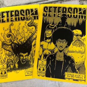 Puede incluir: Dos portadas de cómics amarillas con ilustraciones en negro. La primera portada presenta una ilustración en blanco y negro de una persona con tentáculos que le salen de la cabeza. El texto de la portada dice "SETERSOM ISSUE IN-BETWEEN MONSTER COMICS". La segunda portada presenta una ilustración en blanco y negro de un grupo de personas. El texto de la portada dice "SETERSOM ISSUE 2 OF 4 IN-BETWEEN MONSTER COMICS".