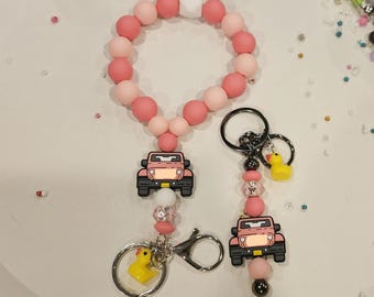 Llavero de silicona con cuentas de camión todoterreno y dije de pato en rosa melocotón