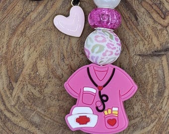 Llavero de enfermera, bonito llavero rosa con uniforme médico, cuentas y dije de corazón, regalo para enfermeras, auxiliares de enfermería certificados, estudiantes de medicina y profesionales de la salud.