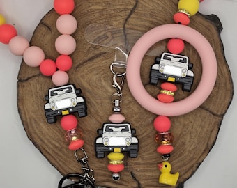 Pulsera o colgante para coche o teléfono con colgante de pato, de silicona, con diseño de camión todoterreno 4x4 rosa y amarillo al atardecer.