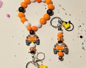 Llavero de silicona con cuentas y diseño de camión todoterreno, con dije de patito, color naranja.
