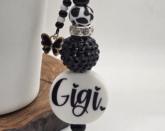 Dije de vaso personalizado "Gigi" / Dije de mariposa con cuentas blancas y negras / Regalo con nombre personalizado para abuela, mamá o amiga