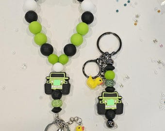 Llavero de silicona con cuentas de camión todoterreno y dije de patito en verde