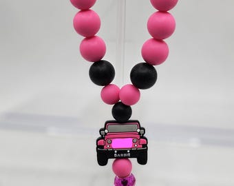 Llavero de silicona con cuentas y diseño de camión todoterreno, con dije de patito en color rosa fucsia.