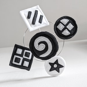 Montessori baby mobile in black & white felt. Special patterns to develop a newborn's vision. 5 high-contrast shapes. Our best seller mobile