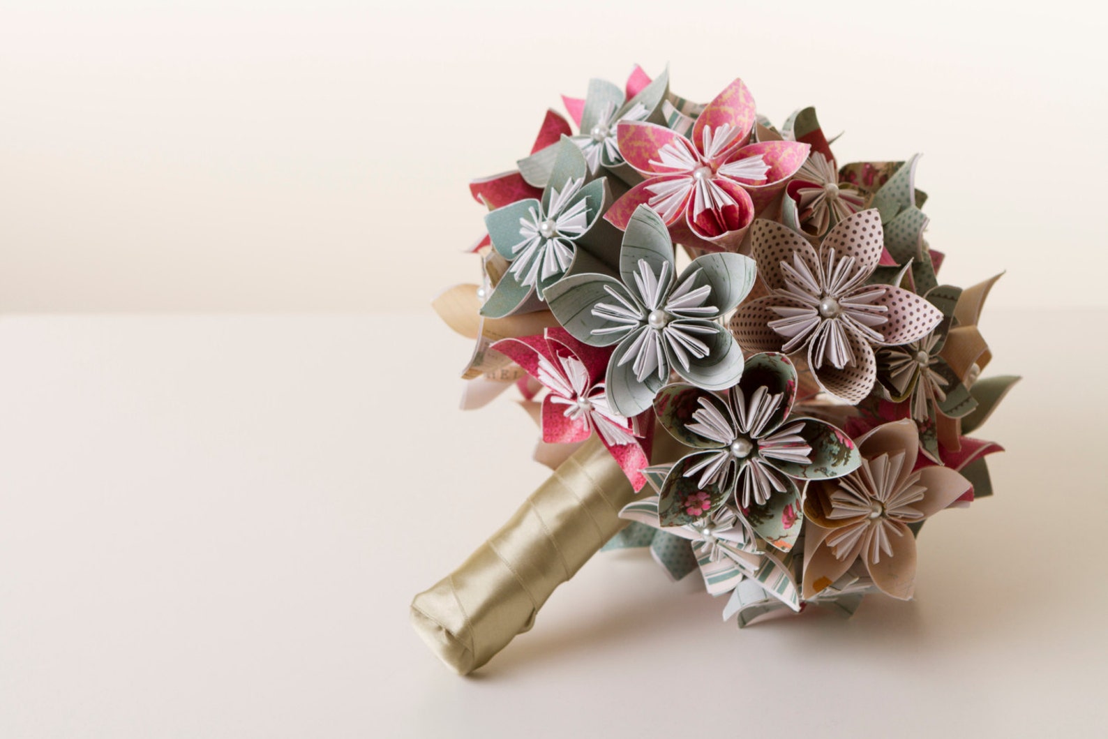 Букет без бумаги. Букеты Kusudama. Бумажный букет. Букет из бумажных цветов. Букет цветов «оригами».