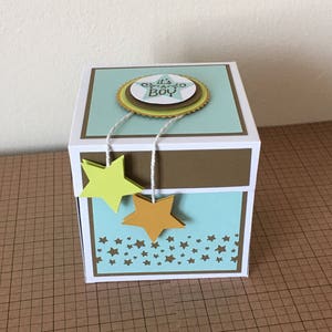 Tarjeta de la caja de Keepsake explotante hecha a mano para el nuevo bebé niño / bebé ducha pop up tarjeta de la caja / caja de regalo única / tarjeta 3D en una caja.