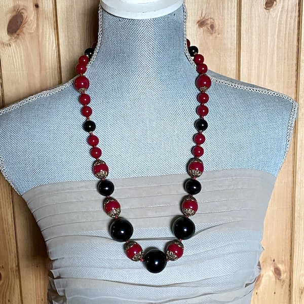 collier vintage de perles en céramique noire et rouge bordeaux foncé avec collier de casquettes en filigrane de laiton, grosses perles