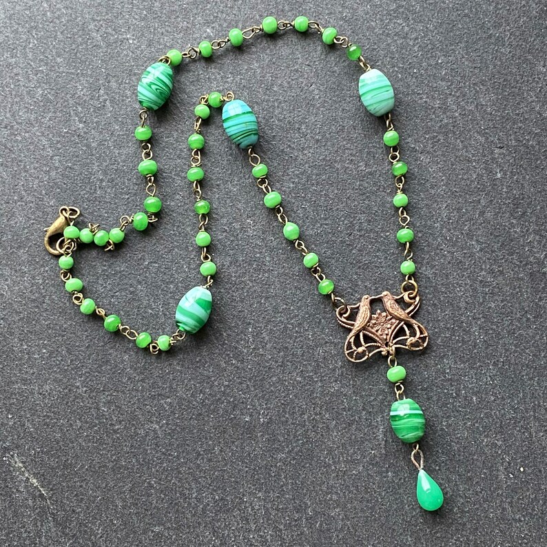 Collier recyclé, collier fait main, collier vintage recyclé, perles de verre vertes, bronze antique, vert, art nouveau, tourtereaux image 2