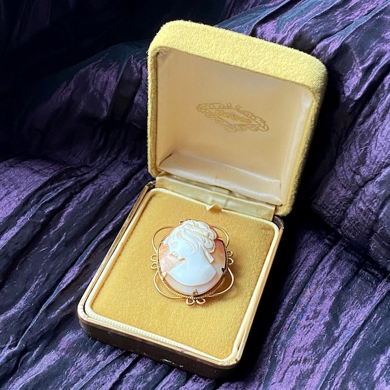 CLEWCO rolled gold and shell cameo brooch in box,… - image 1