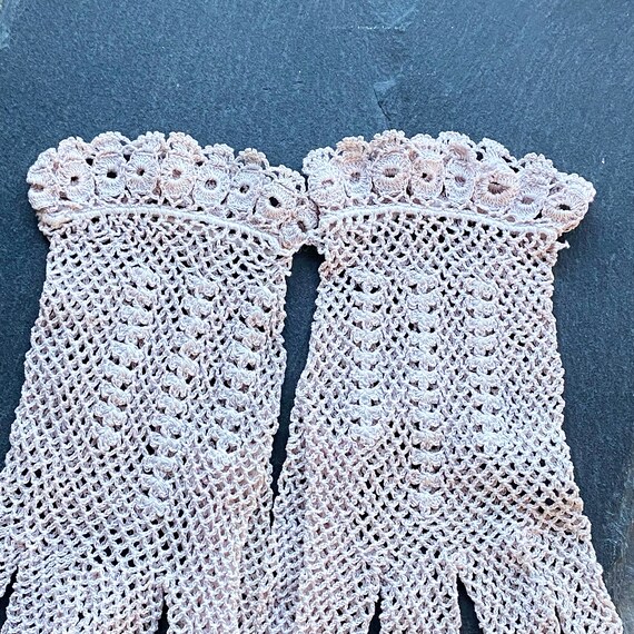 Vintage pinky beige crochet gloves, vintage croch… - image 4