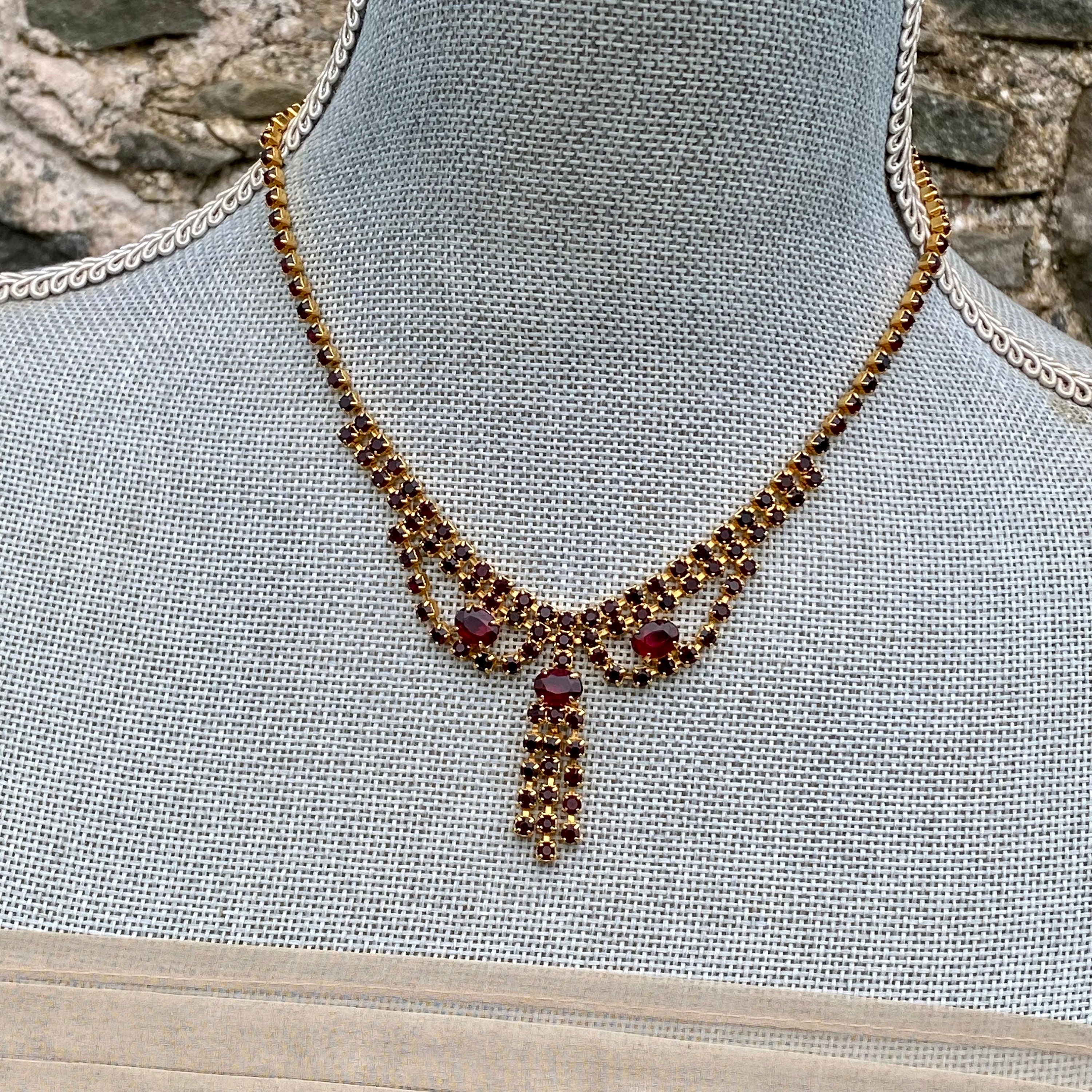 Collier Vintage Années 60 En Métal Doré Avec Pierres Verre Rouge Grenat - Bijou Rétro Occasion