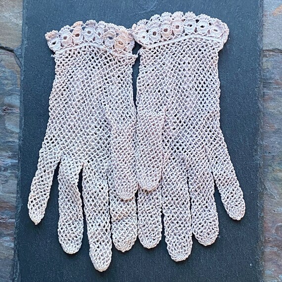 Vintage pinky beige crochet gloves, vintage croch… - image 3