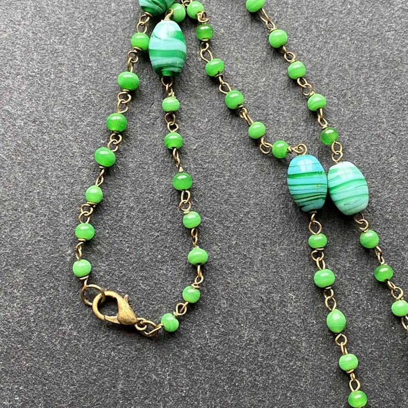 Collier recyclé, collier fait main, collier vintage recyclé, perles de verre vertes, bronze antique, vert, art nouveau, tourtereaux image 6