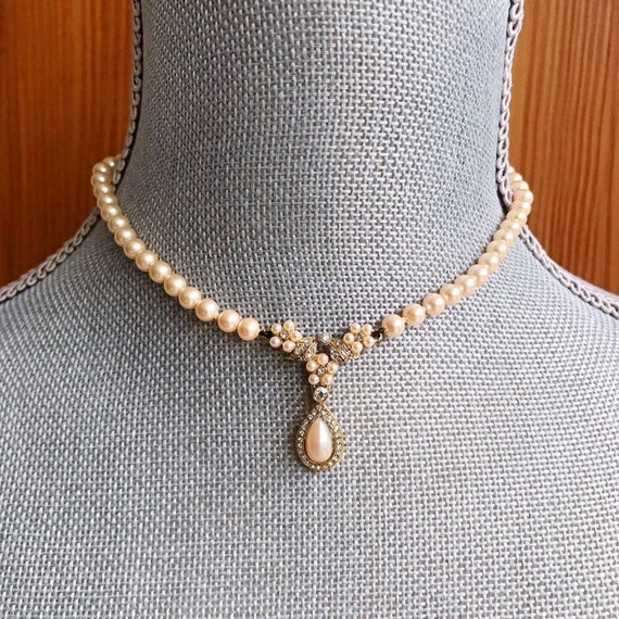 ROSITA Vintage Pearl Charm Collar in 
