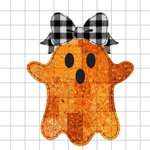 Op de afbeelding: Een Halloween-thema ontwerp met een spook met een oranje glitterlichaam en een zwart-wit geblokte strik. De geest heeft drie zwarte ovale ogen en een open mond. Het ontwerp staat op een witte rasterachtergrond.