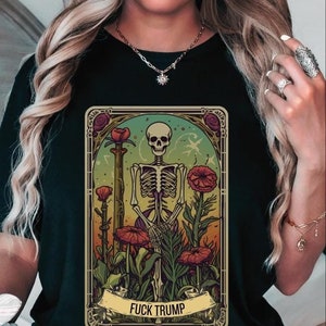 Camiseta con la carta del tarot Fuck Trump Camiseta con esqueleto de resistencia sutil Camiseta anti-Trump de brujas Camiseta política botánica FDT Camiseta floral de protesta Feminismo