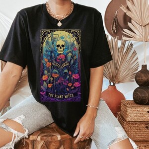 Pflanzenhexe Pflanzenliebhaber Shirt Tarot Karte TShirt Pflanzenliebhaber Tarot Shirt Übergroßes botanisches Shirt Skeleton T-Shirt Plant Mom Witchy Shirt