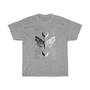 K&ouml;nnte beinhalten: Ein graues T-Shirt mit einem schwarzen und wei&szlig;en Mottiv. Die Motte ist von einem geometrischen Muster und Halbmonden umgeben.