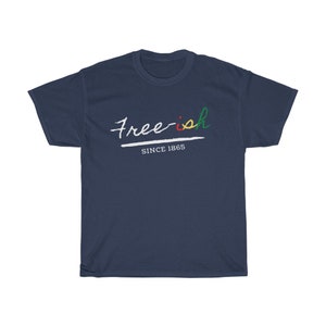 Pode incluir: Camiseta azul marinho com a frase "Free-ish" em escrita branca, com o "i" em vermelho, verde e amarelo. O texto "SINCE 1865" est&aacute; abaixo em branco. A camiseta &eacute; de manga curta e gola redonda.