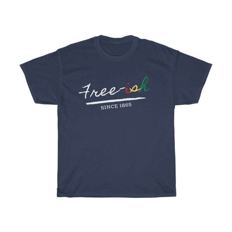 Pode incluir: Camiseta azul marinho com a frase "Free-ish" em escrita branca, com o "i" em vermelho, verde e amarelo. O texto "SINCE 1865" est&aacute; abaixo em branco. A camiseta &eacute; de manga curta e gola redonda.