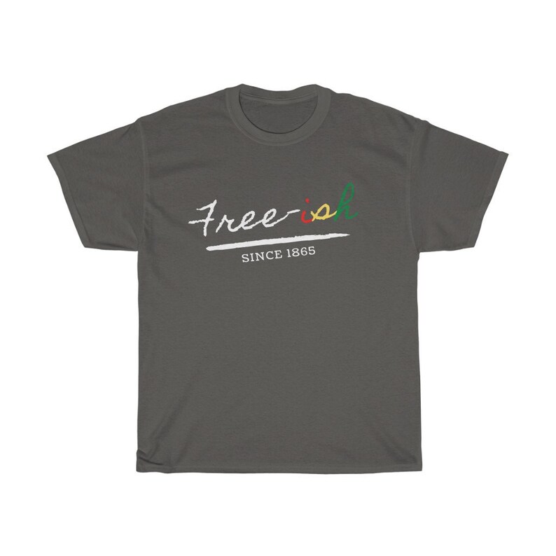 Pode incluir: T-shirt cinzenta escura com a frase "Free-ish" em escrita branca, com o "i" a vermelho e o "sh" a verde. Abaixo do texto est&aacute; a frase "SINCE 1865" em branco, com uma linha branca por baixo.
