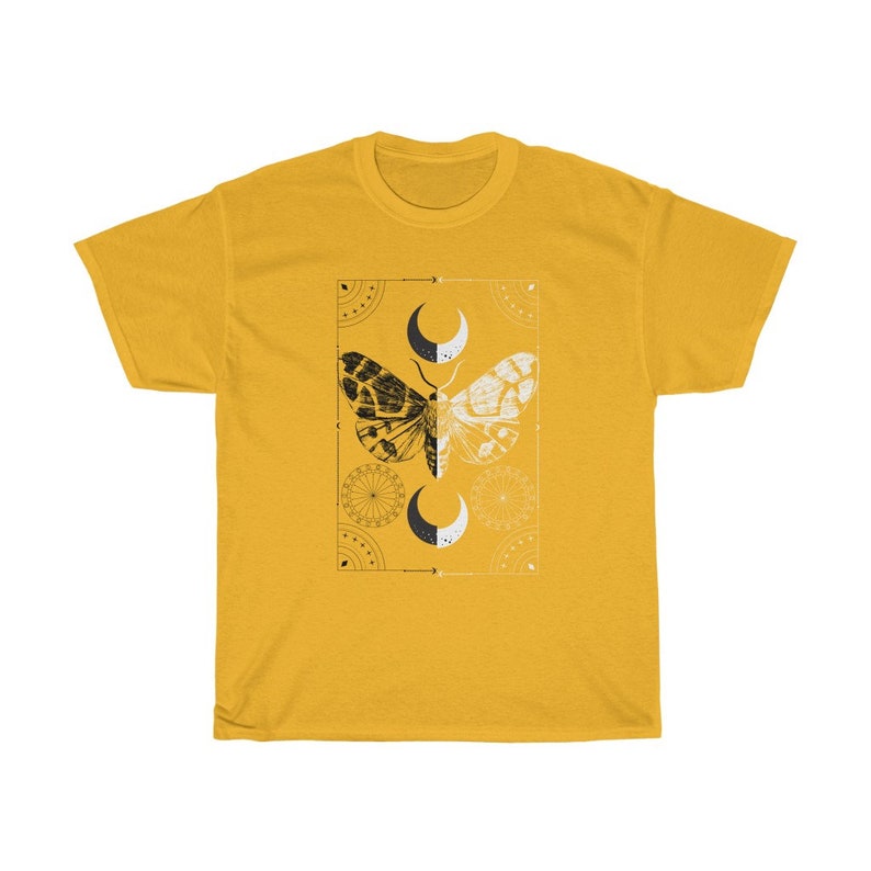 K&ouml;nnte beinhalten: Ein gelbes T-Shirt mit einer schwarzen und wei&szlig;en Mottenillustration in der Mitte. Die Motte ist von einem geometrischen Design mit Halbmonden und anderen Symbolen umgeben.