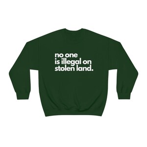 No One Is Illegal on Stolen Land Pullover, Schütze Einwanderer Shirt, Beschütze Träumer Menschenrechte Shirt Gleichheit Shirt, Soziale Gerechtigkeit Shirt Bild 2