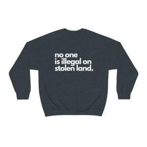 No One Is Illegal on Stolen Land Pullover, Schütze Einwanderer Shirt, Beschütze Träumer Menschenrechte Shirt Gleichheit Shirt, Soziale Gerechtigkeit Shirt Bild 3