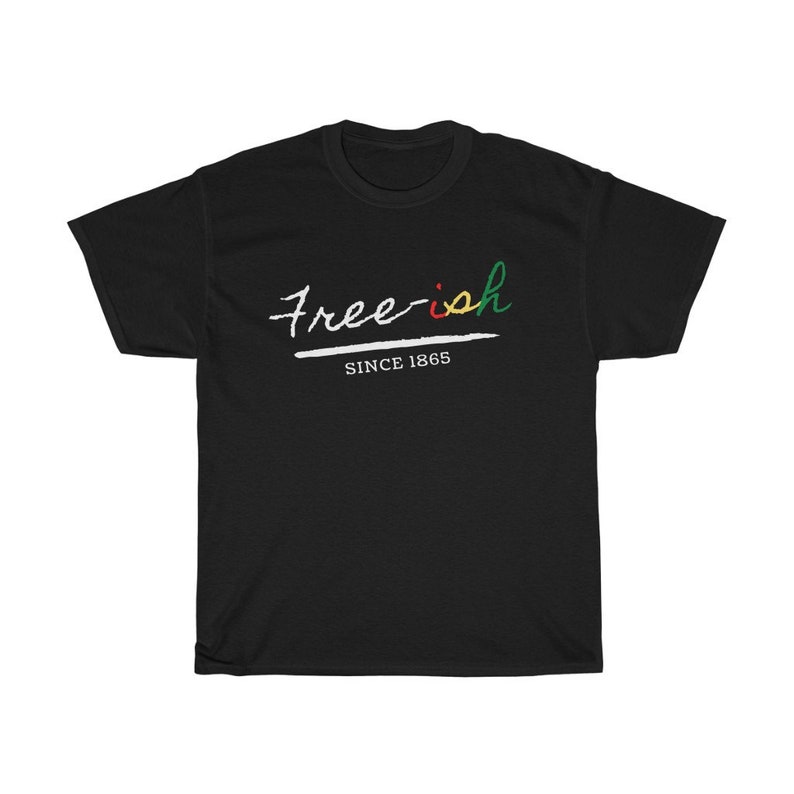 Pode incluir: T-shirt preta com a frase "Free-ish" em escrita branca, com o "ish" em vermelho, verde e amarelo. Abaixo, a frase "SINCE 1865" em branco, tudo sobre um fundo preto.