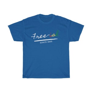 Pode incluir: Camiseta azul com a frase "Free-ish" em it&aacute;lico, com o "i" em vermelho e o "sh" em verde. Abaixo, a frase "SINCE 1865" est&aacute; impressa em branco.
