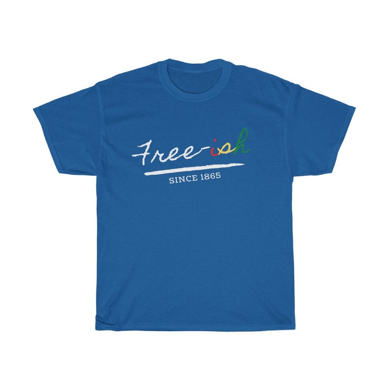 Pode incluir: Camiseta azul com a frase "Free-ish" em it&aacute;lico, com o "i" em vermelho e o "sh" em verde. Abaixo, a frase "SINCE 1865" est&aacute; impressa em branco.
