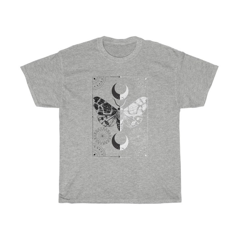 K&ouml;nnte beinhalten: Ein graues T-Shirt mit einem schwarz-wei&szlig;en Mottivendesign. Die Motte befindet sich in der Mitte eines quadratischen Rahmens mit einem geometrischen Muster und zwei Halbmonden auf jeder Seite.