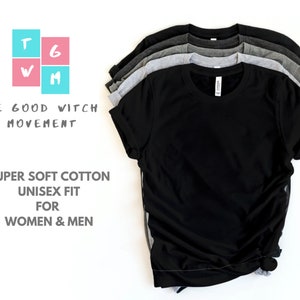 Pode incluir: Uma pilha de seis camisetas unissex em v&aacute;rios tons de cinza e preto. As camisas s&atilde;o feitas de algod&atilde;o super macio. O texto "THE GOOD WITCH MOVEMENT" &eacute; exibido com as letras T, G, W e M em um quadrado.