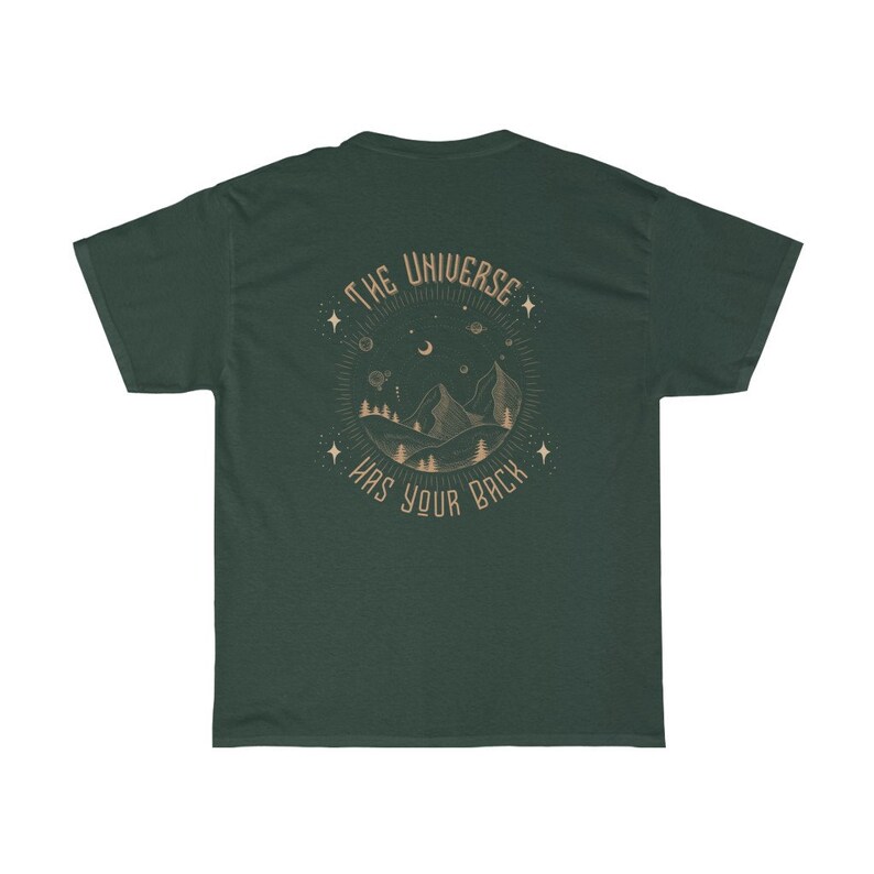 Pode incluir: T-shirt verde escuro com um gr&aacute;fico circular nas costas. O gr&aacute;fico apresenta uma cordilheira, &aacute;rvores, estrelas e o texto "THE UNIVERSE HAS YOUR BACK" em um design circular. A camisa &eacute; feita de um material macio.