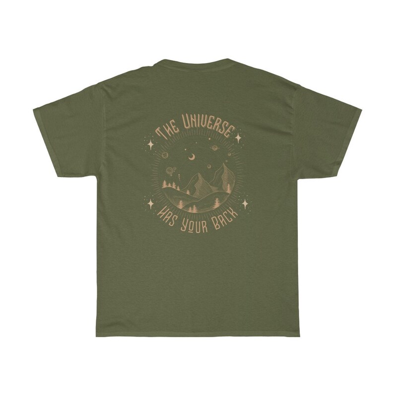Pode incluir: T-shirt verde-oliva com um gr&aacute;fico circular nas costas. O gr&aacute;fico apresenta montanhas, &aacute;rvores, estrelas e o texto "THE UNIVERSE HAS YOUR BACK" em castanho claro.