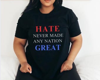 Puede incluir: Camiseta negra con el texto "Hate never made any nation great" en rojo, blanco y azul.