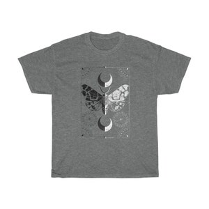 K&ouml;nnte beinhalten: Ein heidefarbenes T-Shirt mit einem schwarz-wei&szlig;en Motten-Design. Die Motte ist von einem geometrischen Muster und Halbmonden umgeben.