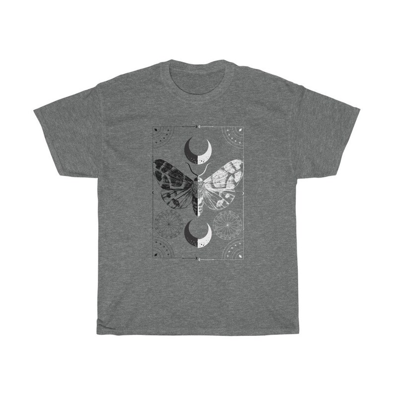 K&ouml;nnte beinhalten: Ein heidefarbenes T-Shirt mit einem schwarz-wei&szlig;en Motten-Design. Die Motte ist von einem geometrischen Muster und Halbmonden umgeben.