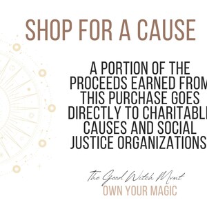 Op de afbeelding: Een afbeelding met een zon- en maandesign en de tekst "SHOP FOR A CAUSE". De tekst eronder luidt "Een deel van de opbrengst van deze aankoop gaat rechtstreeks naar goede doelen en organisaties voor sociale rechtvaardigheid." De tekst onderaan luidt "The Good Witch Mont OWN YOUR MAGIC".