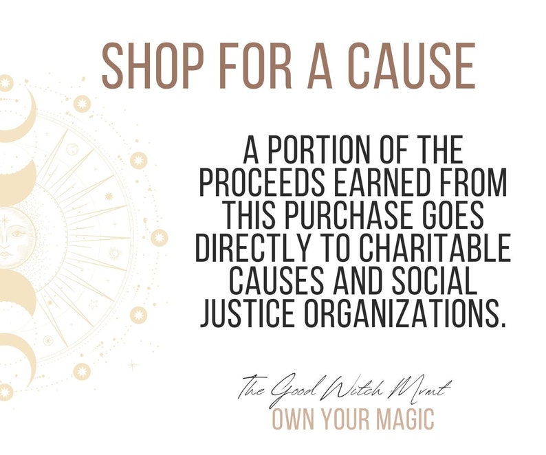 Op de afbeelding: Een afbeelding met een zon- en maandesign en de tekst "SHOP FOR A CAUSE". De tekst eronder luidt "Een deel van de opbrengst van deze aankoop gaat rechtstreeks naar goede doelen en organisaties voor sociale rechtvaardigheid." De tekst onderaan luidt "The Good Witch Mont OWN YOUR MAGIC".