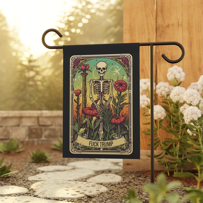 Bandeira de jardim Fuck Trump Witchy Tarot Bandeira política Resist Anti Trump Esqueleto Bandeira de jardim política Bandeira de quintal liberal Decoração externa imagem 5