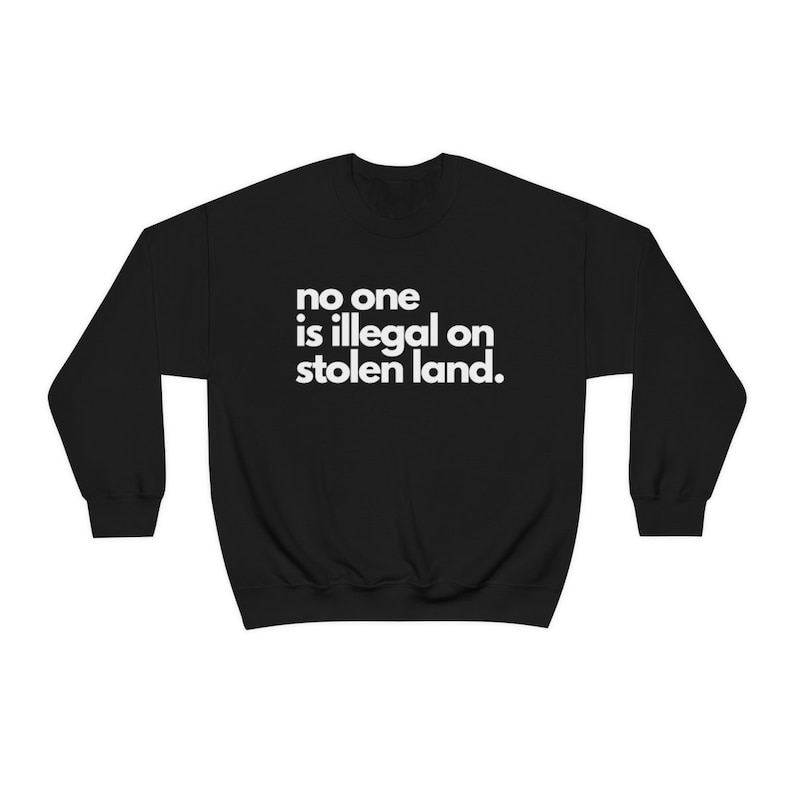 No One Is Illegal on Stolen Land Pullover, Schütze Einwanderer Shirt, Beschütze Träumer Menschenrechte Shirt Gleichheit Shirt, Soziale Gerechtigkeit Shirt Bild 1
