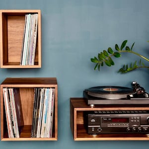 Zwevende opbergplanken voor vinylplaten van massief walnoot