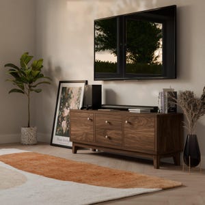 Mueble multimedia de nogal con cajones y puertas de cierre suave